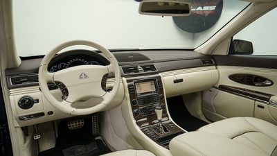 Beige Alcantara / LeatherInterior image