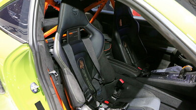 Black Leather / Alcantara - Viper Green Stitching / PipingInterior image