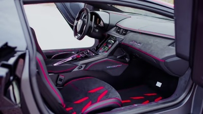 Nero Ade Alcantara / Leather - Rosso Alala Stitching / PipingInterior image