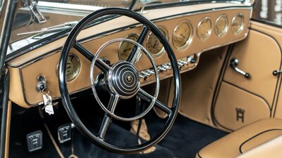 Beige LeatherInterior image