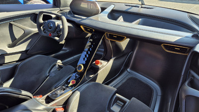 Black Alcantara - Carbon Black StitchingInterior image