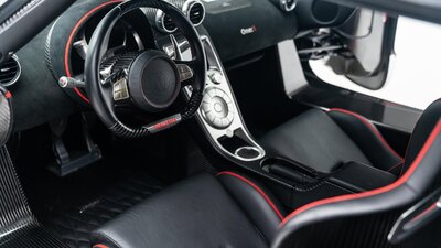 Black Leather / Alcantara - Red AccentsInterior image