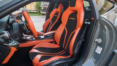 Arancio Leather / Nero AlcantaraInterior image