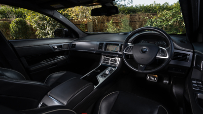 Warm Charcoal LeatherInterior image