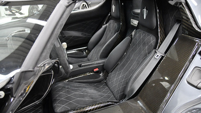 Black Alcantara / Leather - White StitchingInterior image