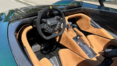 Beige AlcantaraInterior image