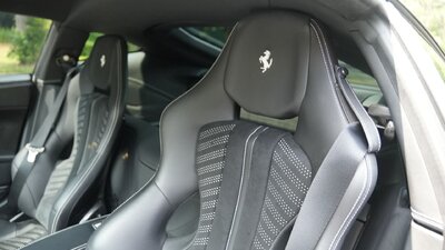 Nero Leather - Bianco PipingInterior image