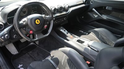 Nero Leather - Bianco PipingInterior image