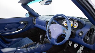 Rich Blue Leather / Blue AlcantaraInterior image