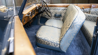 White / Blue LeatherInterior image