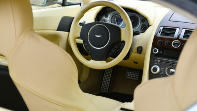 Linen Leather - Yellow StitchingInterior image