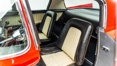 Black / White LeatherInterior image