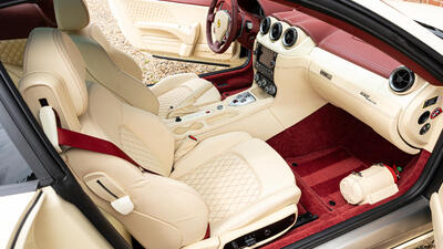 Bianco Leather - Rosso StitchingInterior image