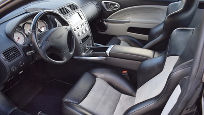 Black / Grey Leather - Grey StitchingInterior image