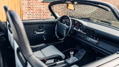 Black / White LeatherInterior image