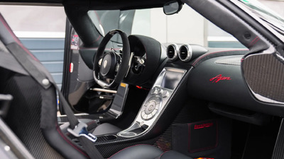 Black Leather / Black Alcantara - Red StitchingInterior image