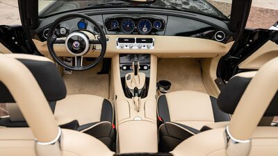 Crema / Black LeatherInterior image