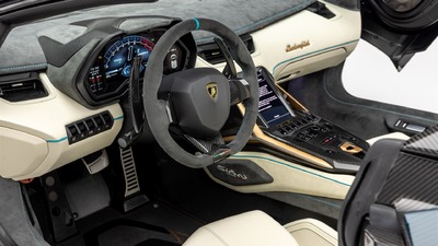 Bianco Polar Leather / Nero Cosmus Alcantara - Blu Glauco Stitching - Oro Electrum DetailsInterior image