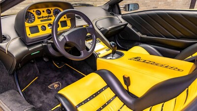 Yellow / Black LeatherInterior image