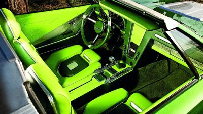 Lime Green / Dark Green LeatherInterior image