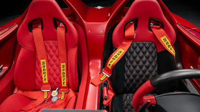 Rosso Leather / Alcantara - Bianco Stitching / Nero Leather / Alcantara - Rosso StitchingInterior image