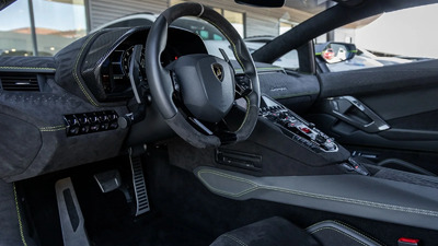 Bianco Alcantara / Nero Cosmus Leather - Verde Ulysses Stitching / PipingInterior image