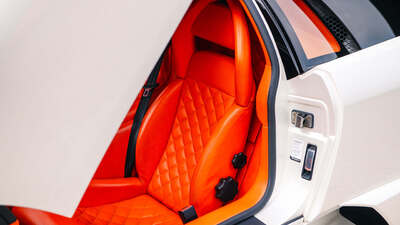 Arancio / Nero LeatherInterior image