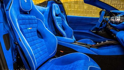 Blue Amon Alcantara - Bianco Stitching / PipingInterior image