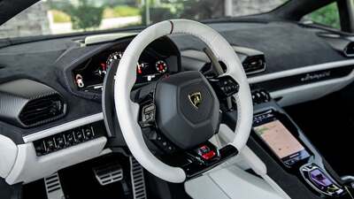 Bianco Leda Alcantara / Leather - Nero Ade Alcantara - Bianco Leda Stitching / PipingInterior image