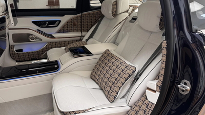 Crystal White / Silver Grey Pearl LeatherInterior image