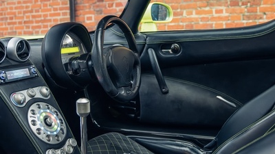 Black Leather / Alcantara - Green StitchingInterior image
