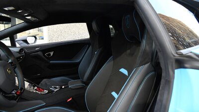 Nero Ade Alcantara - Blu StitchingInterior image