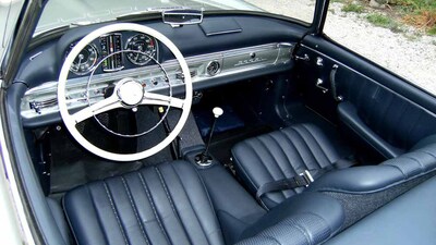 Dark Blue / Black LeatherInterior image