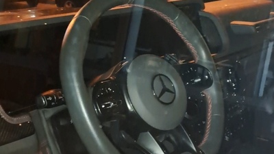 Blue Leather - Yellow Stitching / PipingInterior image