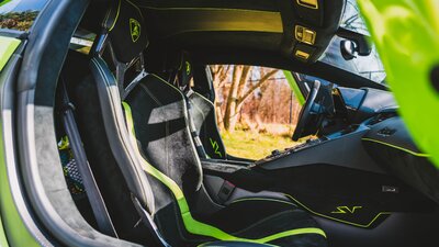 Nero Leather / Alcantara - Verde StitchingInterior image