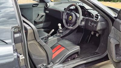 Black Leather / Red AlcantaraInterior image