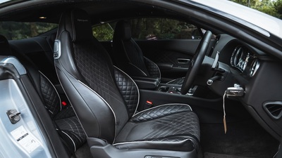 Beluga Black Leather / Alcantara - White StitchingInterior image
