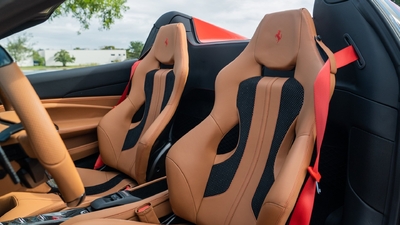 Cuoio Leather - Rosso StitchingInterior image