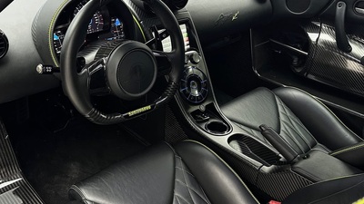 Black Leather - Green StitchingInterior image
