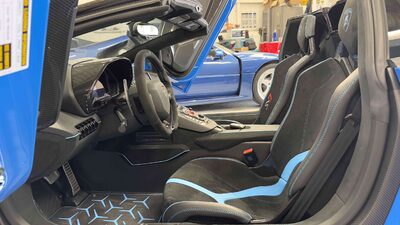 Nero Alcantara - Blu StitchingInterior image